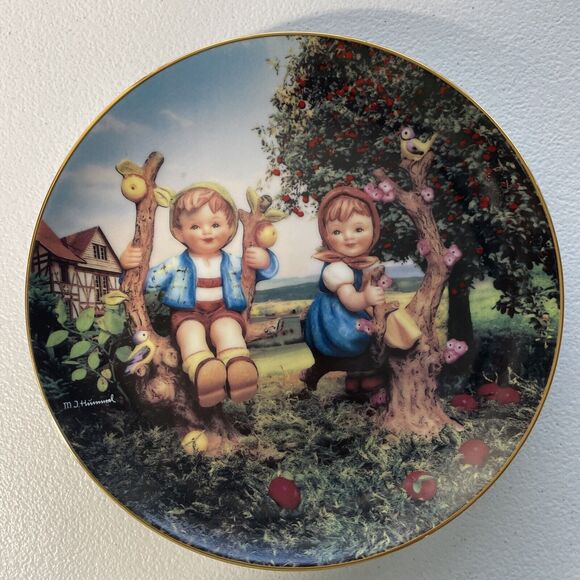 M I Hummel “APPLE TREE BOY AND GIRL” Plate The Danbury Mint Collector 1991 - Picture 5 of 10